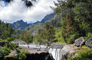 Passage à gué sur le sentier entre Marla et la Nouvelle, Mafate, la Réunion