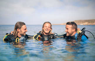 Sourire des plongeurs à la sortie de la plongée