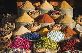 Stand d'épices dans un souk au maroc