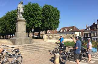 Cyclistes devant la statue de Vauban à Avallon