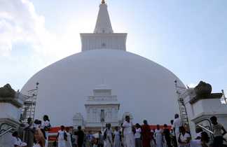 stupa-bouddhiste-à-Anuradhapura-Sri-Lanka