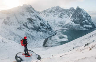 Sur le sommet des Lofoten en Norvège l'hiver