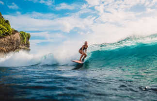 Surfeuse en Indonésie