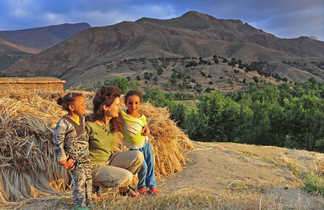Tendre rencontre avec des enfants du village de Tasselt, Maroc