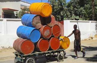 Tonneaux dans les rues de Madagascar