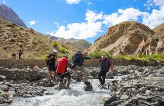 Traversée de rivière pour les voyageurs à Zanskar en Inde Himalayenne