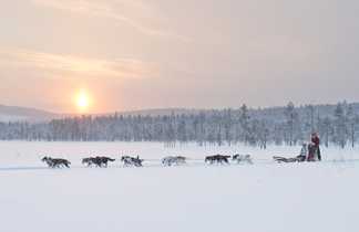 Traversée d'un lac gelé en traîneau à chiens en Laponie Suédoise