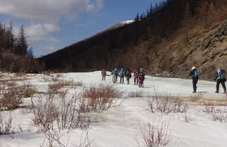 Trekking sur la rivière gelée dans les montagnes du Saridag
