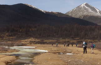 Trekking sur la rivière gelée pour la transhumance dans le massif du Khoridol Saridag