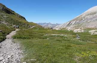 Un groupe de personne effectuant un trek dans le parc Queyras dans les Alpes du Sud