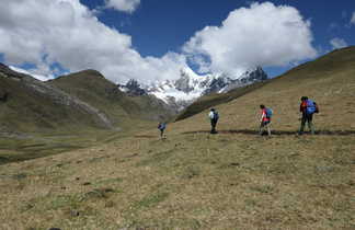 Un groupe de randonneurs évoluant entre Matacancha et le Lac Carhuacocha sur le Tour du Huayhuash