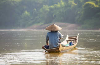 Un pêcheur sur une rivière au Laos