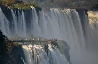 Une passerelle en plein coeur des chutes d'Iguazu, entre Argentine et Brésil