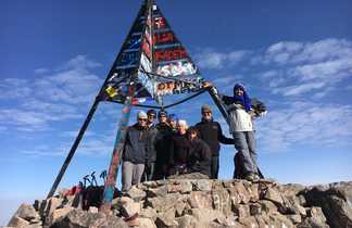 Valentin et son groupe au sommet du Mont Toubkal au Maroc