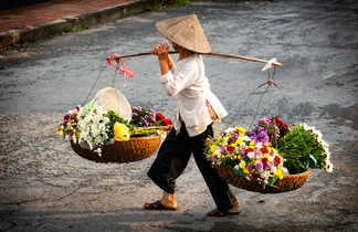 Vendeuse de fleurs au marché à Hanoï, Vietnam