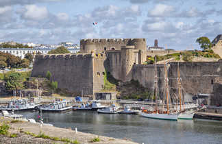 Vieux château de la ville de Brest avec ses bateaux, en Bretagne, en France
