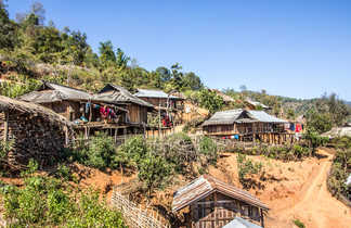 Village avec des maisons typiques akha en Thailande