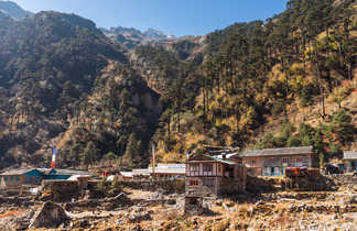 Village de Kothe dans le paysage du Mera Peak