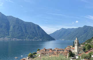 Village en bord de lac en Italie