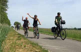Cyclistes agitent leurs mains sur la voie verte en bourgogne sud