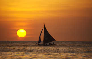 voilier sous un couchée de soleil au bord de l'ile de Boracay une ile des Philippines