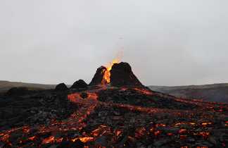 Lave du volcan en éruption islandais