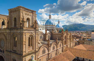 Vue aérienne de la Ville coloniale de Cuenca et sa cathédrale en Equateur