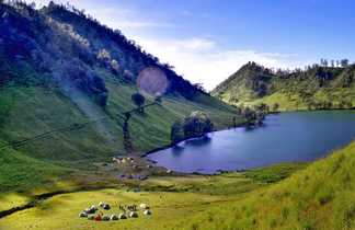 Vue de lac de ranukumbolo sur le volcan Semeru