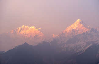 Vue sur Annapurna pendant le lever de soleil au Népal