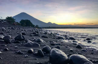 Vue sur le Volcan Agung depuis la plage à Amed
