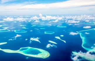 Vues du ciel déjà, les Maldives ont des allures de paradis perdu