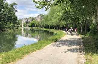 Une Groupe des Cyclistes au bord de l'Yonne avec les rochers en arrière-plan