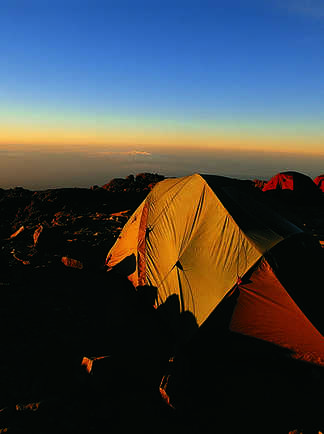 Bivouac au coucher du soleil sur le Kilimandjaro en Tanzanie
