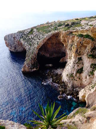 Blue Grotto et son eau bleue turquoise d'une transparence absolue situé au sud est de l'Île de Malte