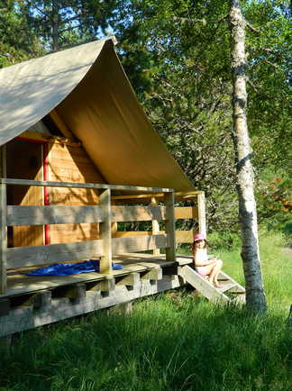 Cabane semi-rigide en forêt