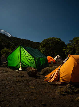 Campement de nuit durant l'ascension du Kilimandjaro en Tanzanie