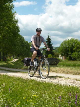 Cycliste au bord de canal de bourgogne