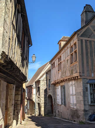 Une rue à clamecy avec des maisons en bois