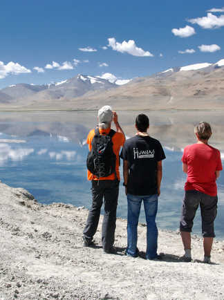 Contemplation des montagnes et du lac en Inde Himalayenne