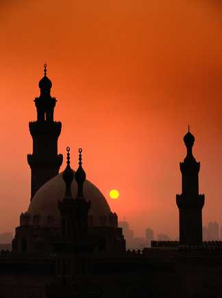 Coucher de soleil sur une mosquée du Caire en Egypte