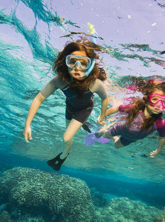 Dans les eaux calmes et chaudes de la Mer Rouge, les plus jeunes s'initient au snorkeling en toute sécurité