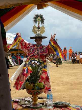 Danseur avec un masque lors d'un festival à Mongar, au Bhoutan