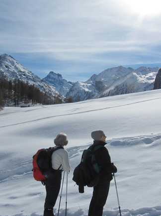 deux randonneurs qui admire la vue à Saint Véran au sud Est de la France dans les Alpes
