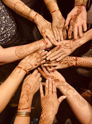 Double sens, voyage solidaire,  henné sur les mains, vie locale