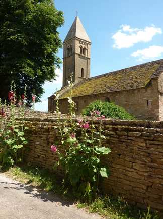 Eglise avec un mur fleuri devant