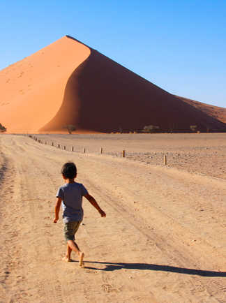Enfant devant les dunes en Namibie
