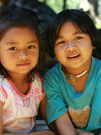 Enfants thaïlandaise dans un village proche de Khao Sok en Thaïlande