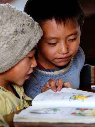 Enfants vietnamiens en train d'étudier