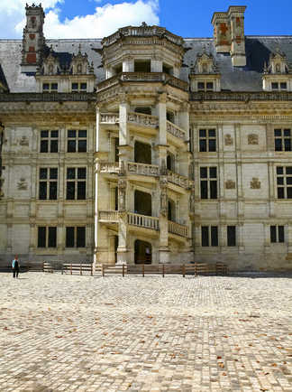 Escalier monumental au château de Blois, Val de Loire