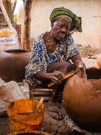 Femme de l'ethnie bedick dans le Sénégal oriental